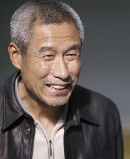 演员，刘佩琦，演完大宅门，有一次，去纽约，超市买菜，华人菜贩子一见他，哎呦一声，