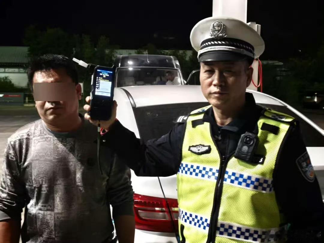 【网约车驾驶人酒后驾驶机动车 交警：严查！！】
4月1日晚，云南省大理市公安局交