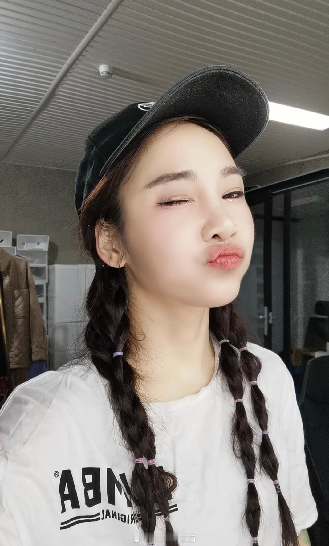 准备开始新的拍摄啦好喜欢这次的妆造，一秒回到学生时代我的日常plog健身穿搭微博