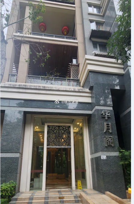 深圳的法拍市场，最近有点热闹。日前，福田香蜜湖1号一套超324㎡的顶层复式，起拍
