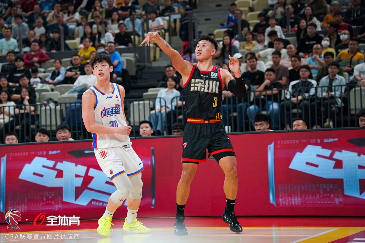昨晚深圳男篮三轮内双杀天津，取得四连胜，这四场比赛里，贺希宁全部得分20+。cb