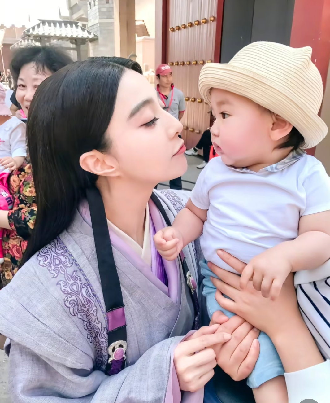 原来小酒窝从小就被我的女神抱过[心] ​​​