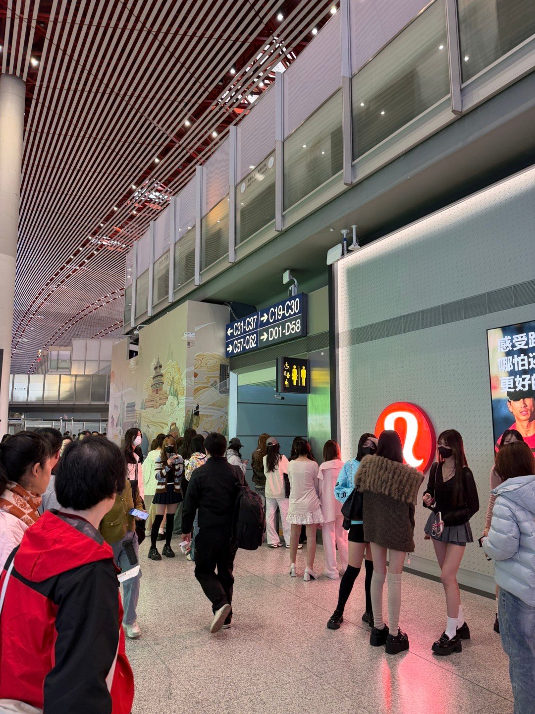 首都机场又来了什么国际巨星，安检出来的厕所给围了个水泄不通，给我憋坏了 北京·首