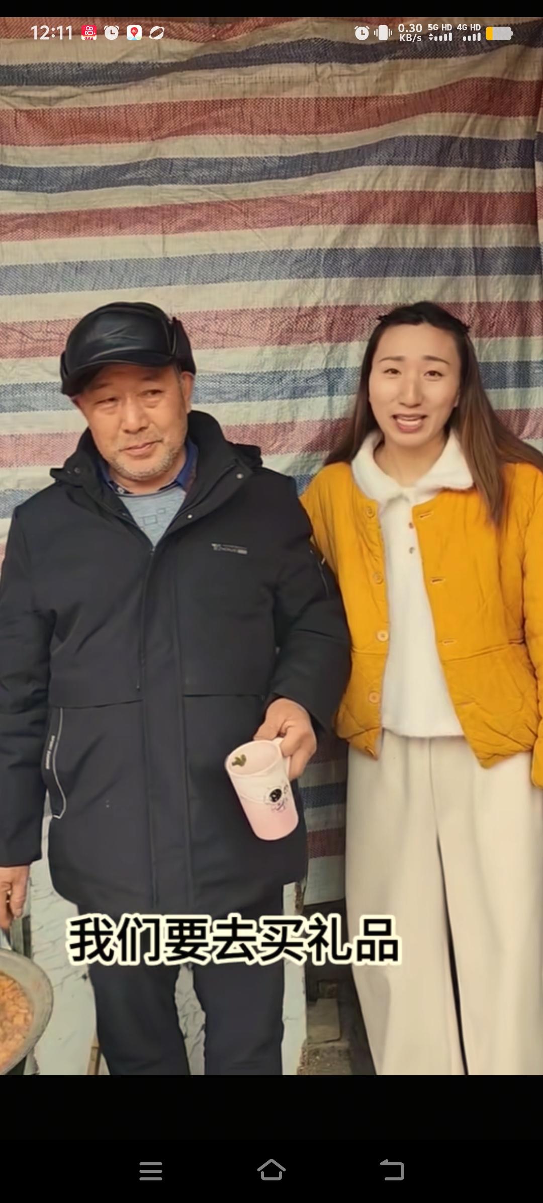 胡龙一家在大年初二出门走访亲朋好友。今年，胡龙老爸腰杆挺得笔直，说话也更有底气了