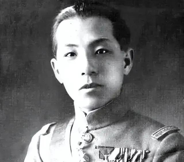 1931年的一个晚上，张学良刚躺下准备睡觉，突然，一个女人爬上床，哭着哀求张学良