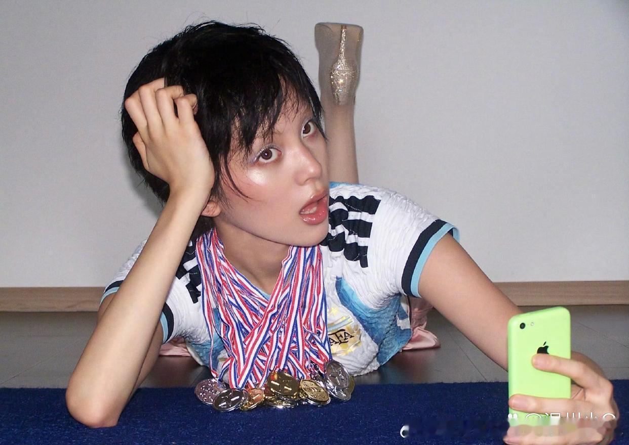 到底谁给欧阳娜娜搞的发型，狗啃式短发完全不适合她，严重拉低了她的颜值～ 
