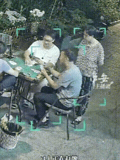 "解释不清了!"4月14日，广东一奶奶，仅凭一声异响，就在空调外机高空坠落的瞬间