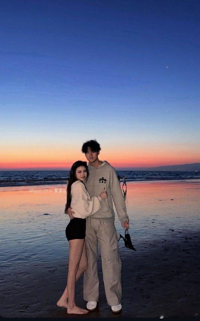 汪峰女儿小苹果晒出一张和男生搂腰的亲密合照，疑似恋情曝光 