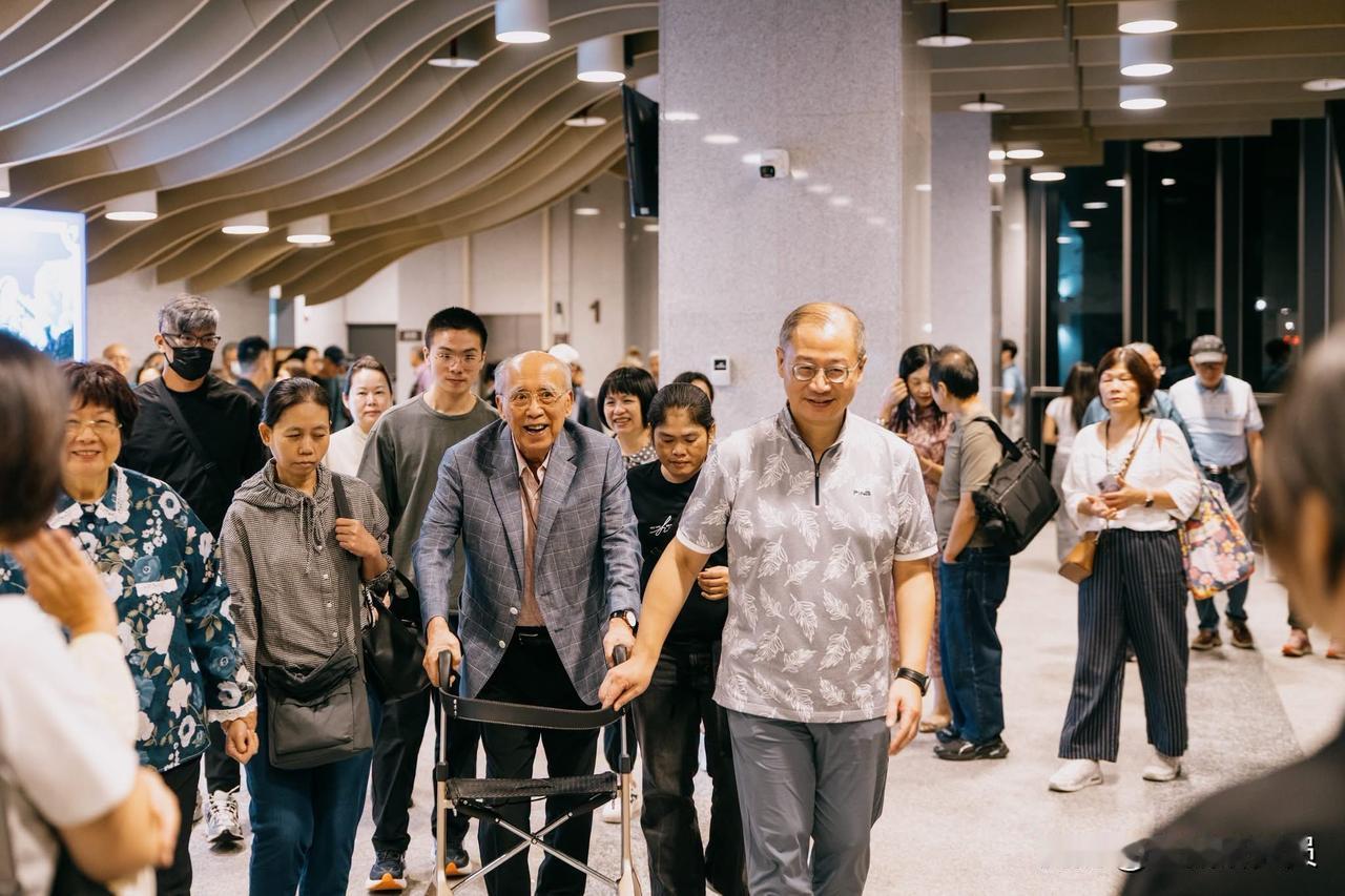 国民党前主席吴伯雄之子、前桃园县长吴志扬今（18日）在脸书发文表示，爸爸很好，谢