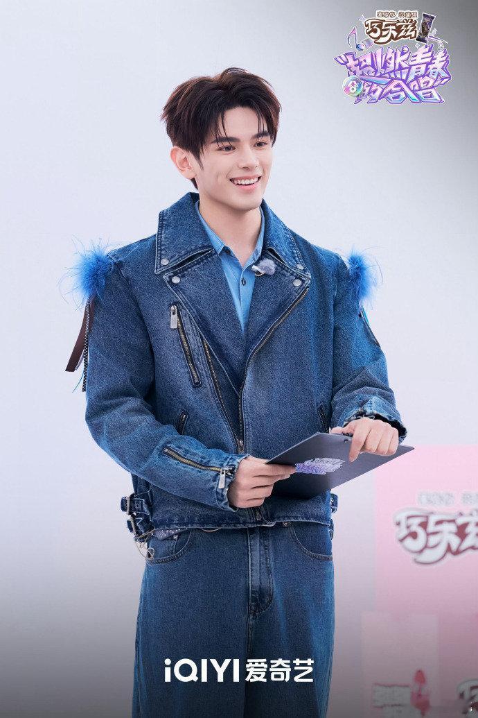 卖萌直播间这样的大型卖萌直播间也太让人心动了，特别是三个妹宝在一起的样子，完全就