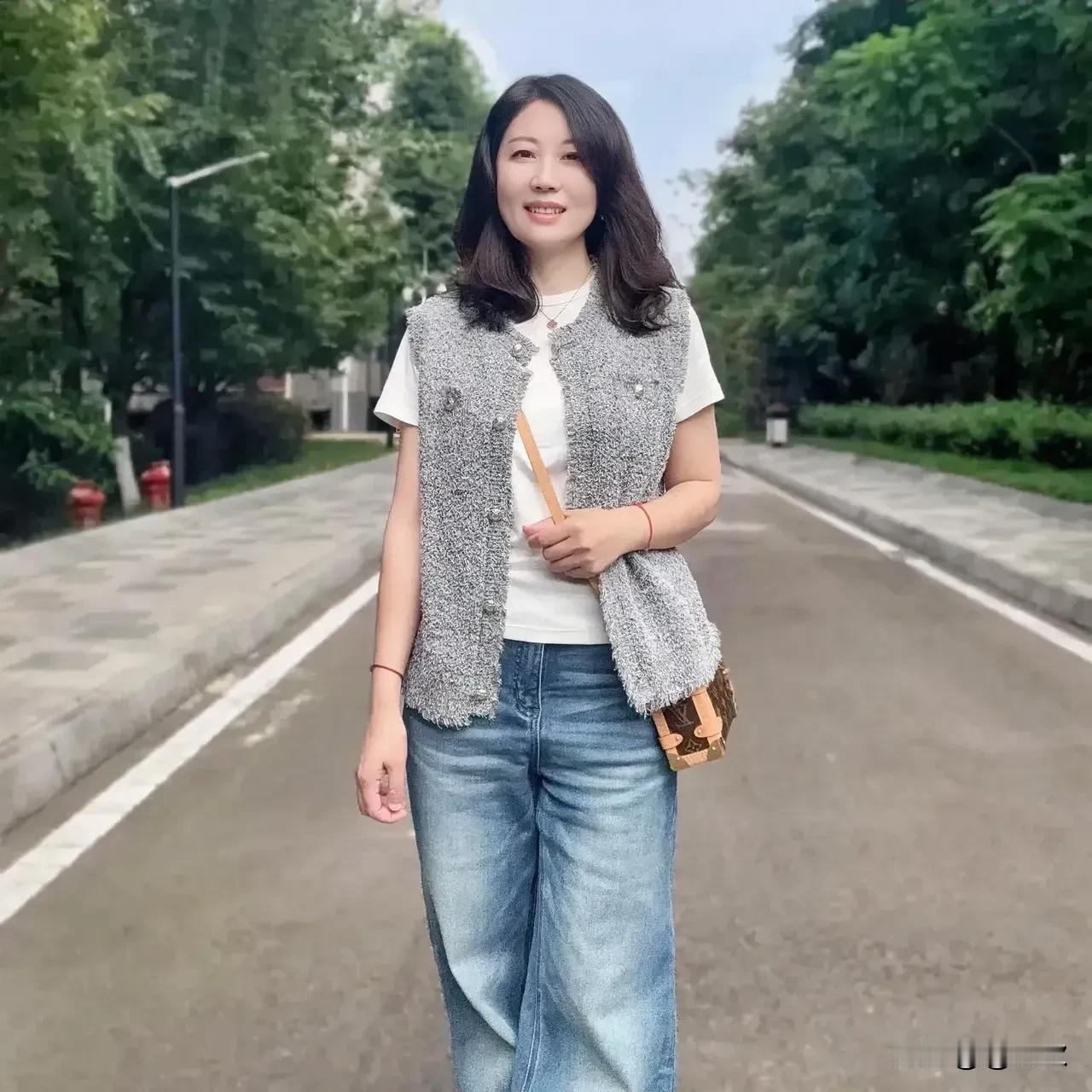 过命夫妻情，藏于平凡人间
在单位里，有一位女性，她穿着朴素，从不刻意装扮，听说她