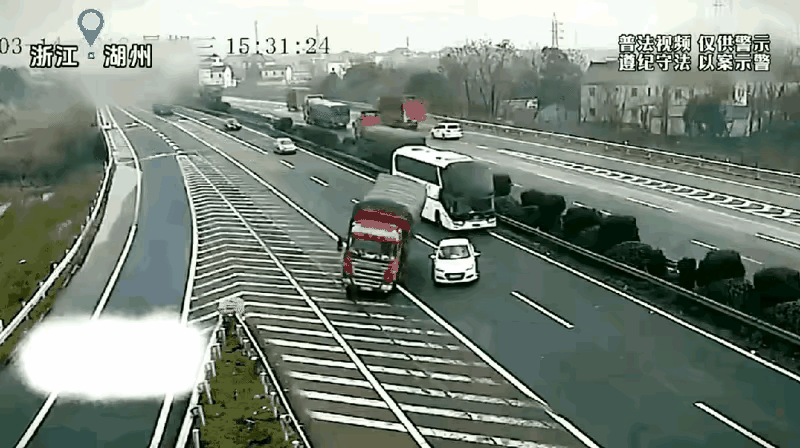 小白车绝对的白捡两条命……[发怒]