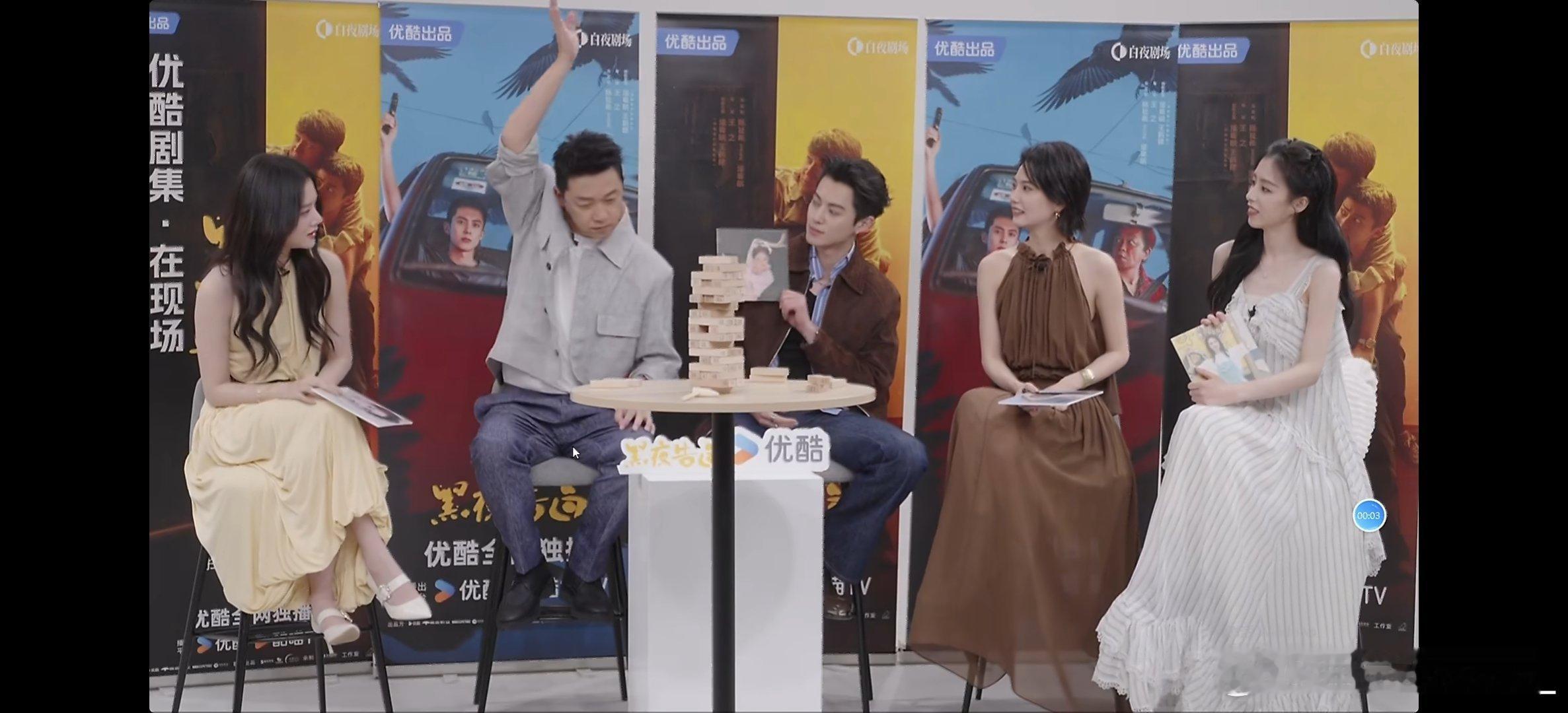 潘粤明往那一比划就是表情包潘粤明谁能拒绝反差满满的潘粤明，沉稳外表下藏着可爱，一