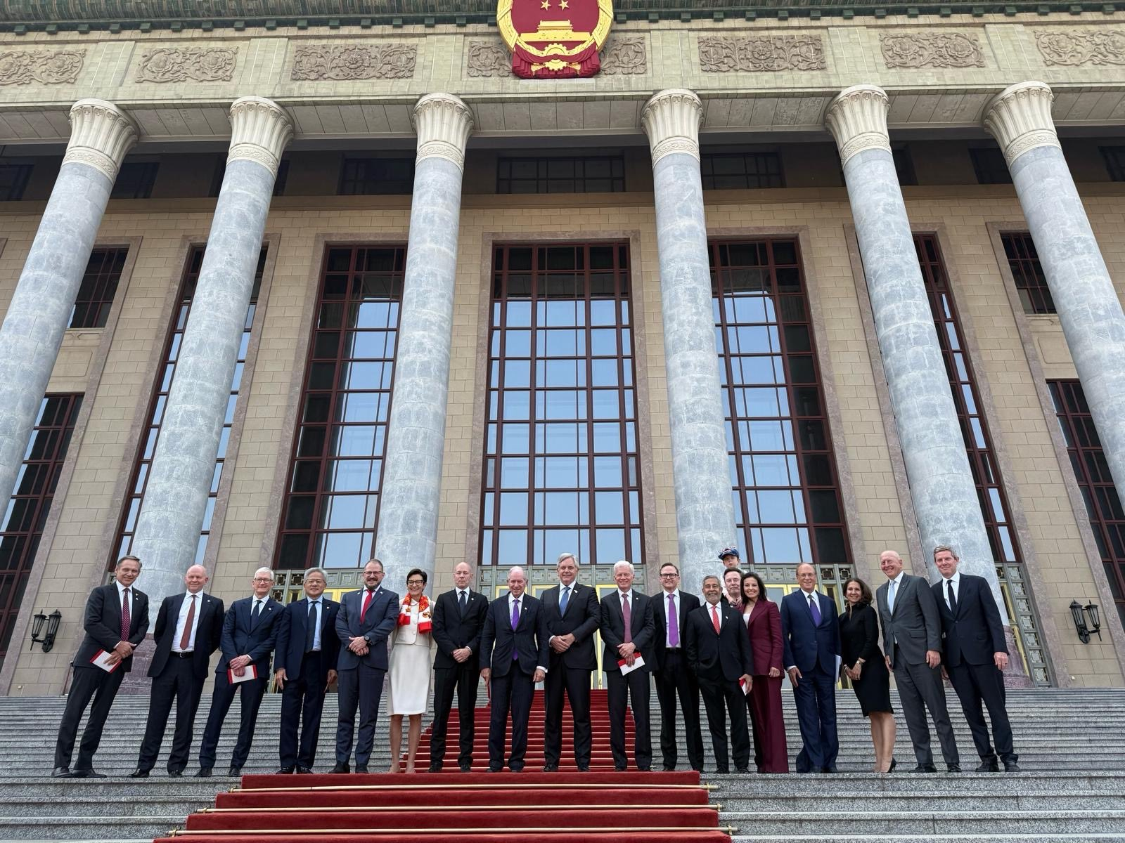 🔻美国商界人士合影。🔻来自met副总裁迪娜·鲍威尔·麦考密克🔻能看到马斯克