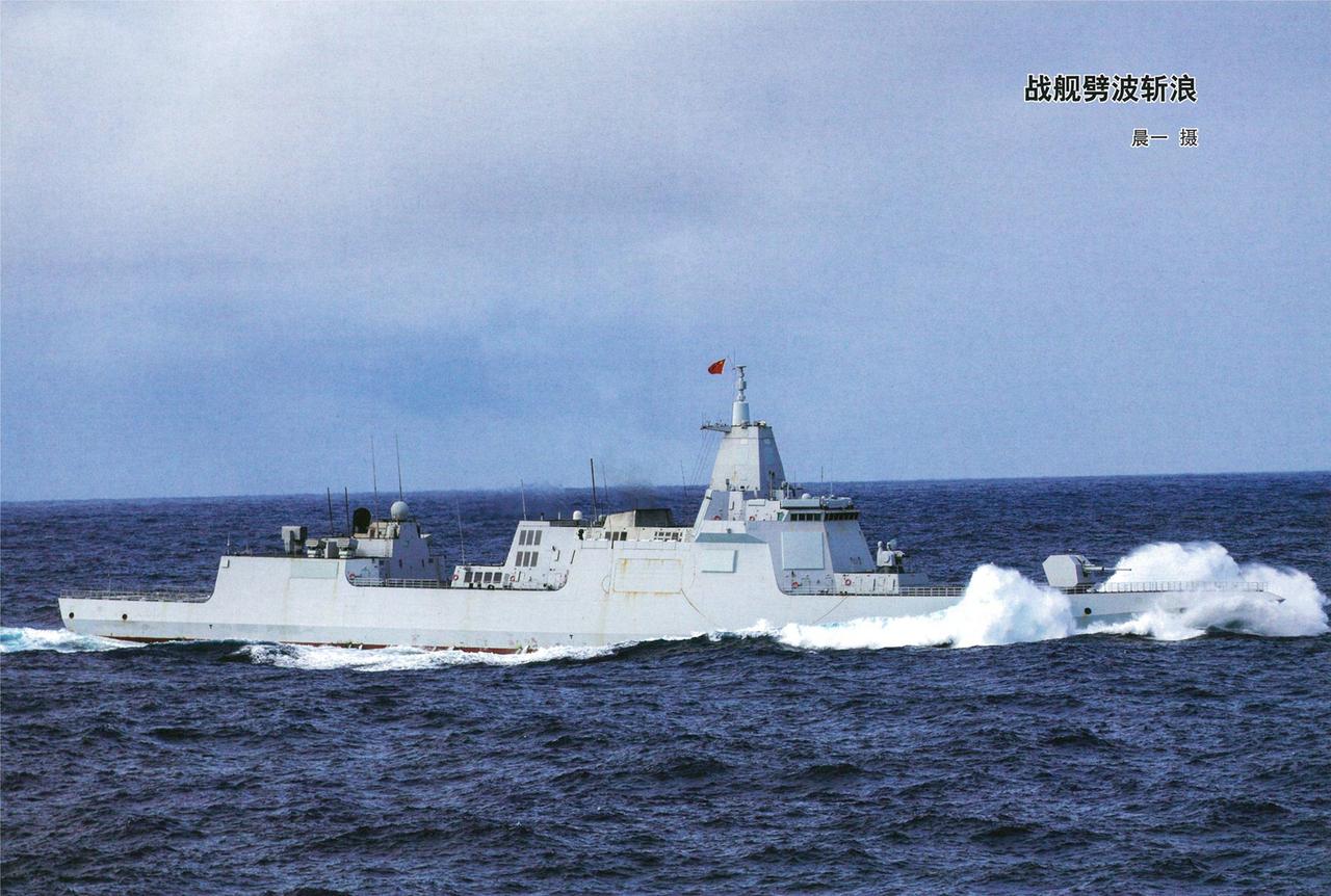055也搞劈波斩浪，这艘应该是出海执行任务时间比较长，甲板和舰艇上部建筑外表面，