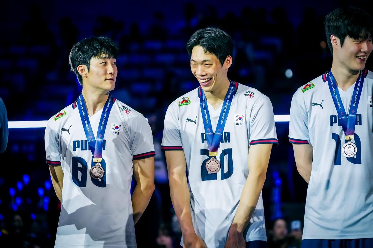 【韩国男排颁奖礼图集】
🇰🇷 韩国男排站上领奖台！
在2026福冈男排亚锦赛