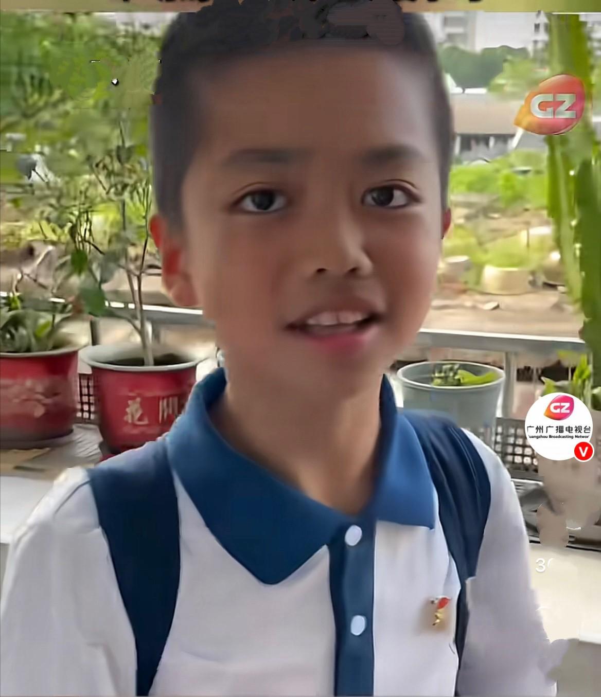 近日，广东一小学生放学回家，推开门随口用普通话说：“我回来了好热，我要先喝口水”