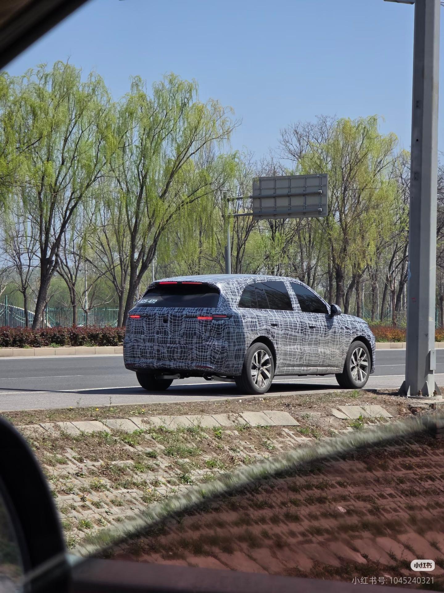 从轮毂大小，门把手样式，D柱造型，尾灯轮廓看，这应该就是新L6了全新一代理想l6