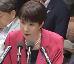 高市台上发言，外相呼呼大睡，关键呼噜声还被录！

根据公开报道，在讲台上的首相高
