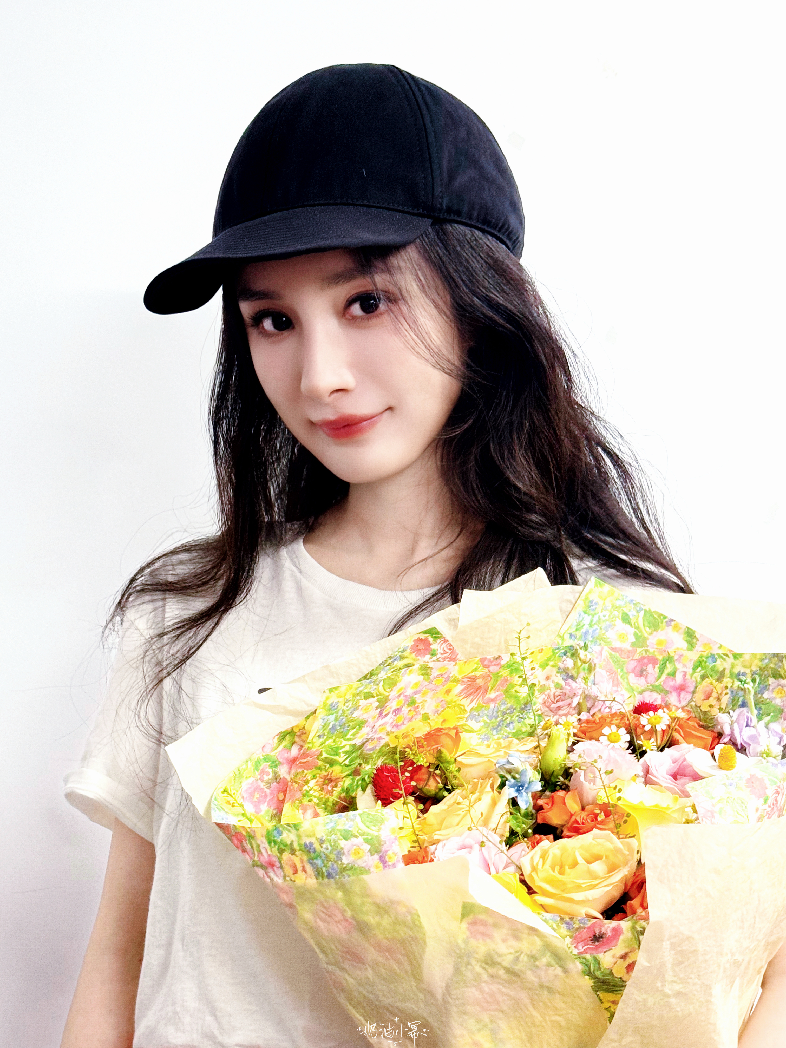 杨幂与助理外出路透你也被这个小幂幂萌晕了吗[awsl][awsl] ​​​