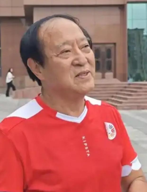万万没想到，折腾半生、一度倾家荡产的牛群，晚年竟被美国毕业的儿子牛童，用最朴素的