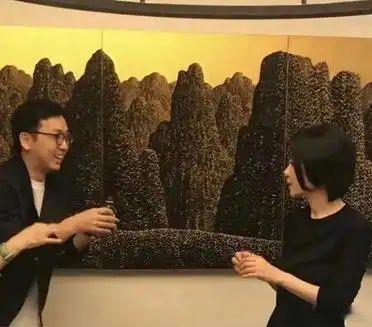56岁王菲和刘嘉玲豪宅相聚，新剪的短发搭配一身黑衣，状态轻盈，少女感扑面而来。 