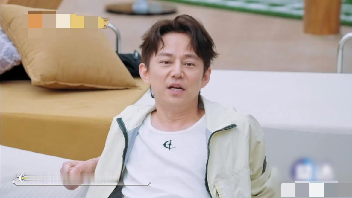 何炅的近照曝光，才51岁感觉那张“老脸”挂不住了，不结婚不生娃好悲哀！

51岁