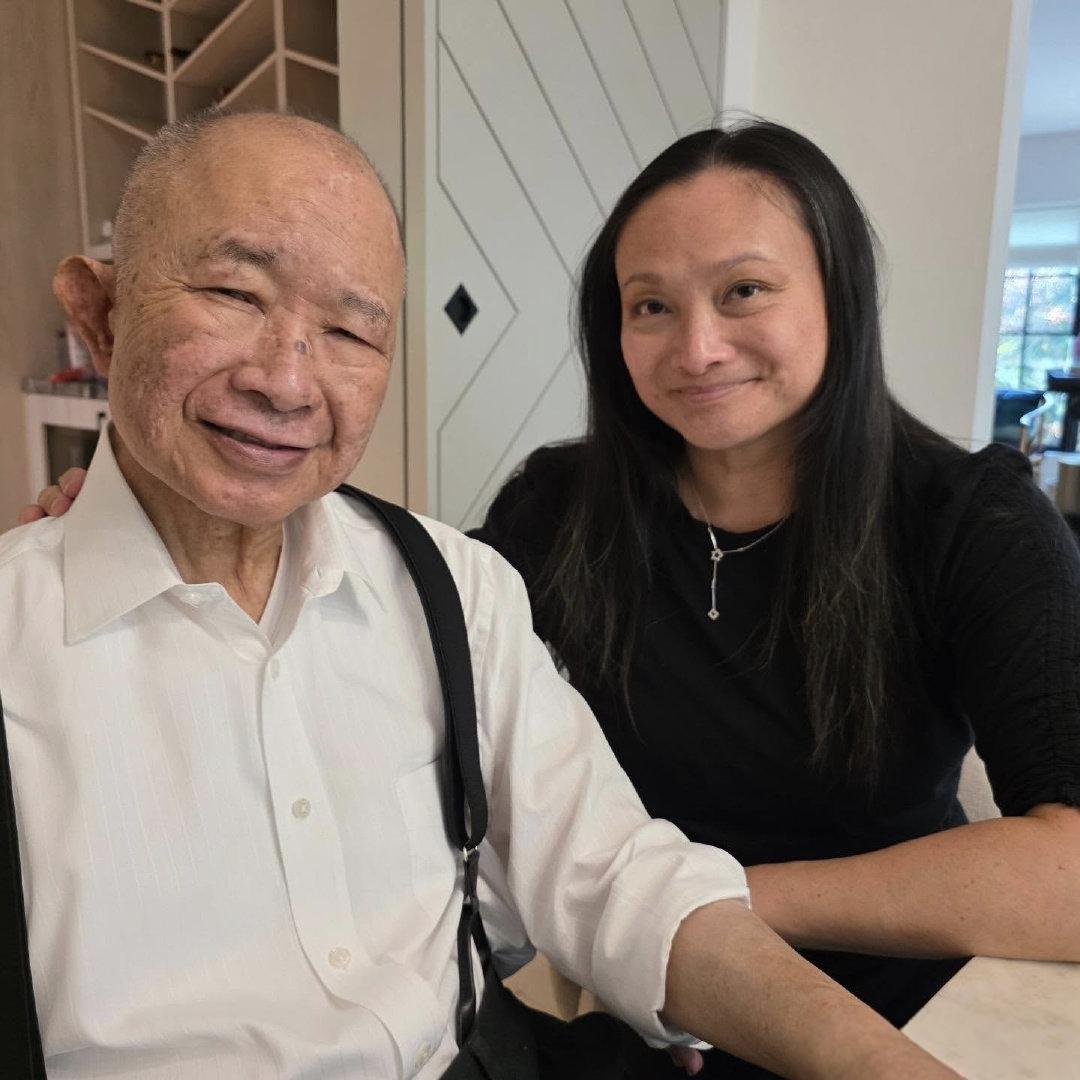 80岁吴宇森和家人在美国家里庆祝生日，久违露面，他整个人苍老了好多，眼睛都快睁不