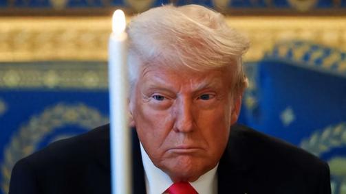 “林肯”号航母甲板被炸穿，冒着黑烟狼狈逃窜，这绝对是美军自二战以来遭受的最大耻辱