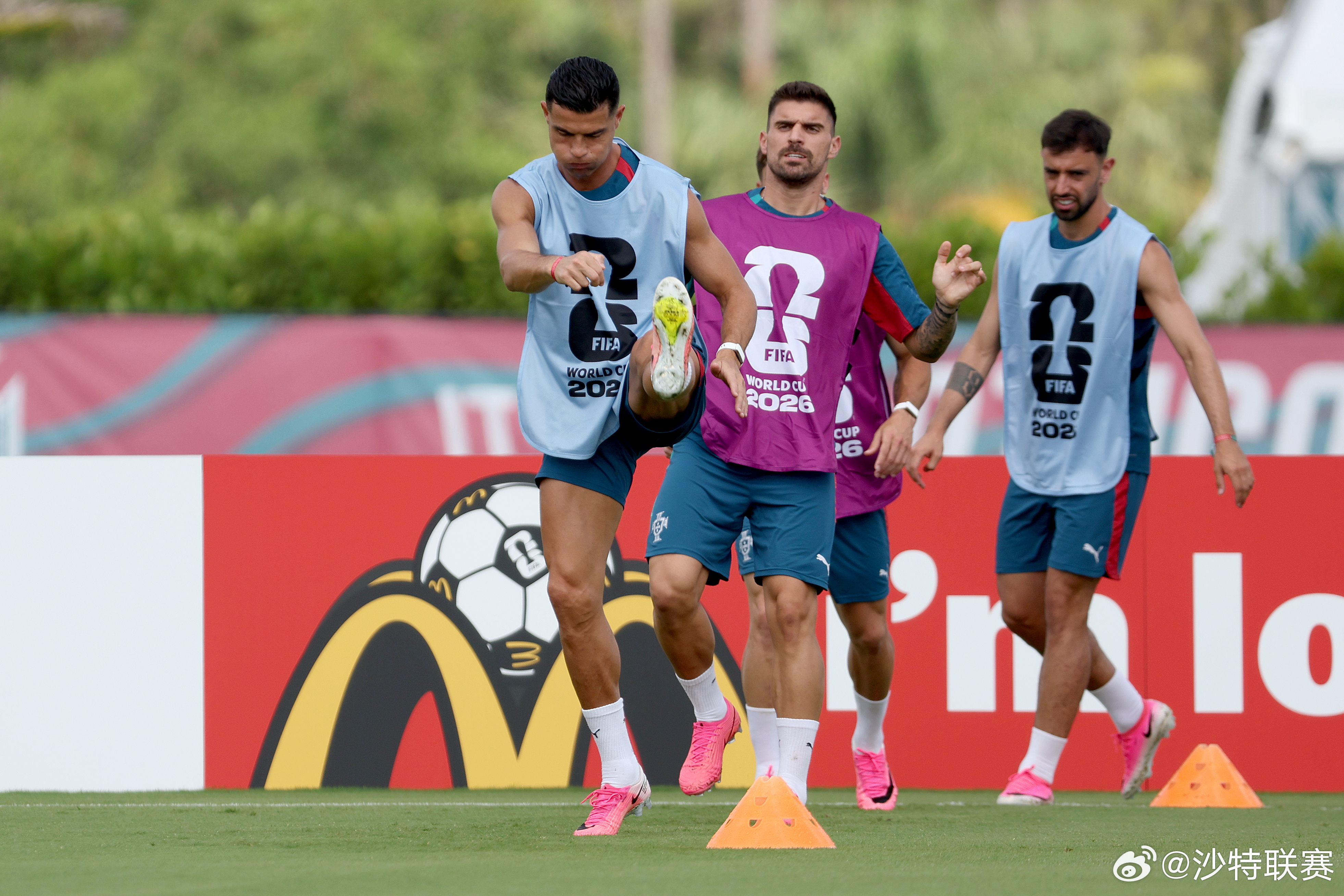 C罗今日训练图来袭🇵🇹期待明天世界杯首战他的表现💪世界杯 沙特联赛