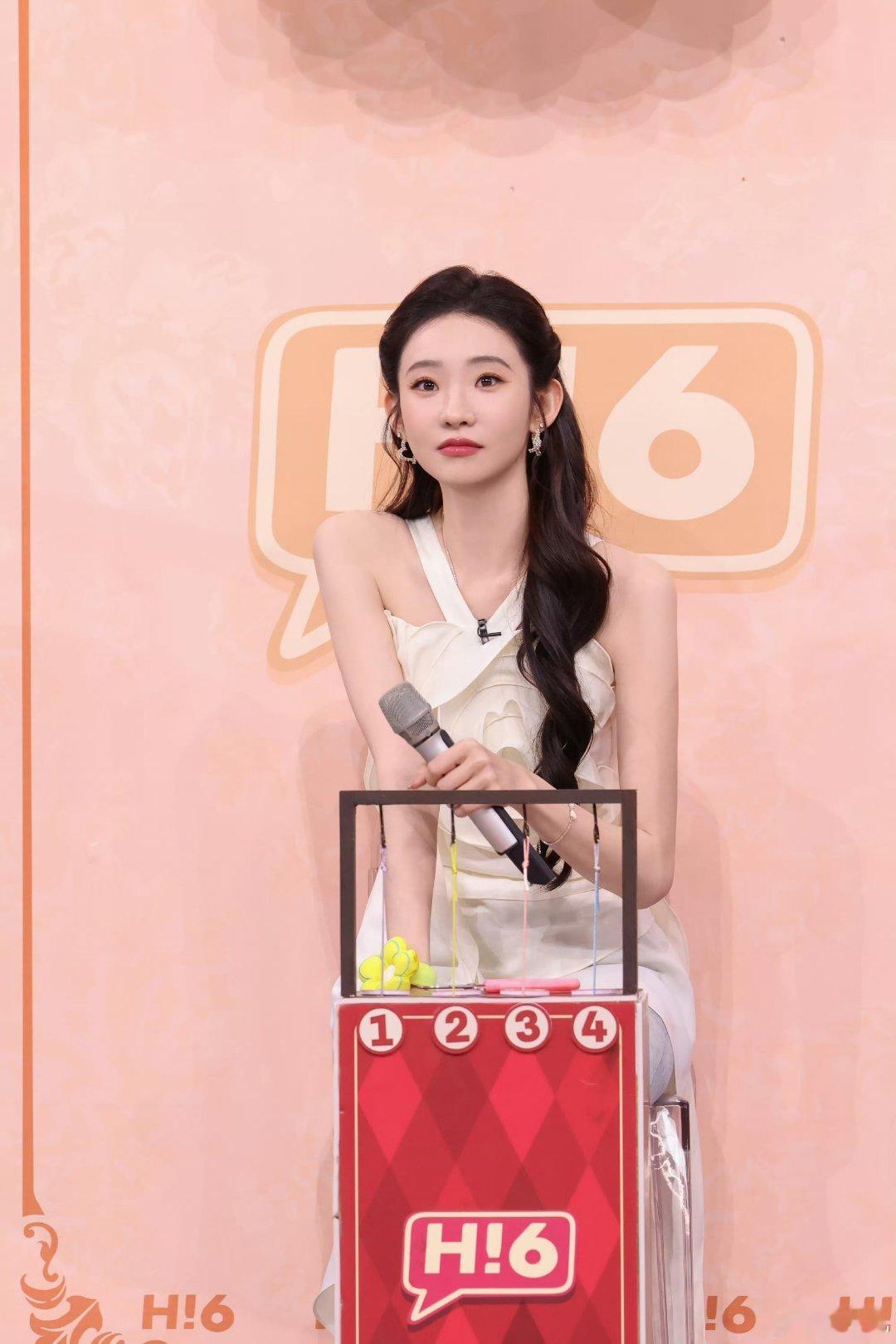 你好星期六全员小品人魏大勋范丞丞张艺凡，你就看这些阵容，全是搞笑人儿啊，完全是小