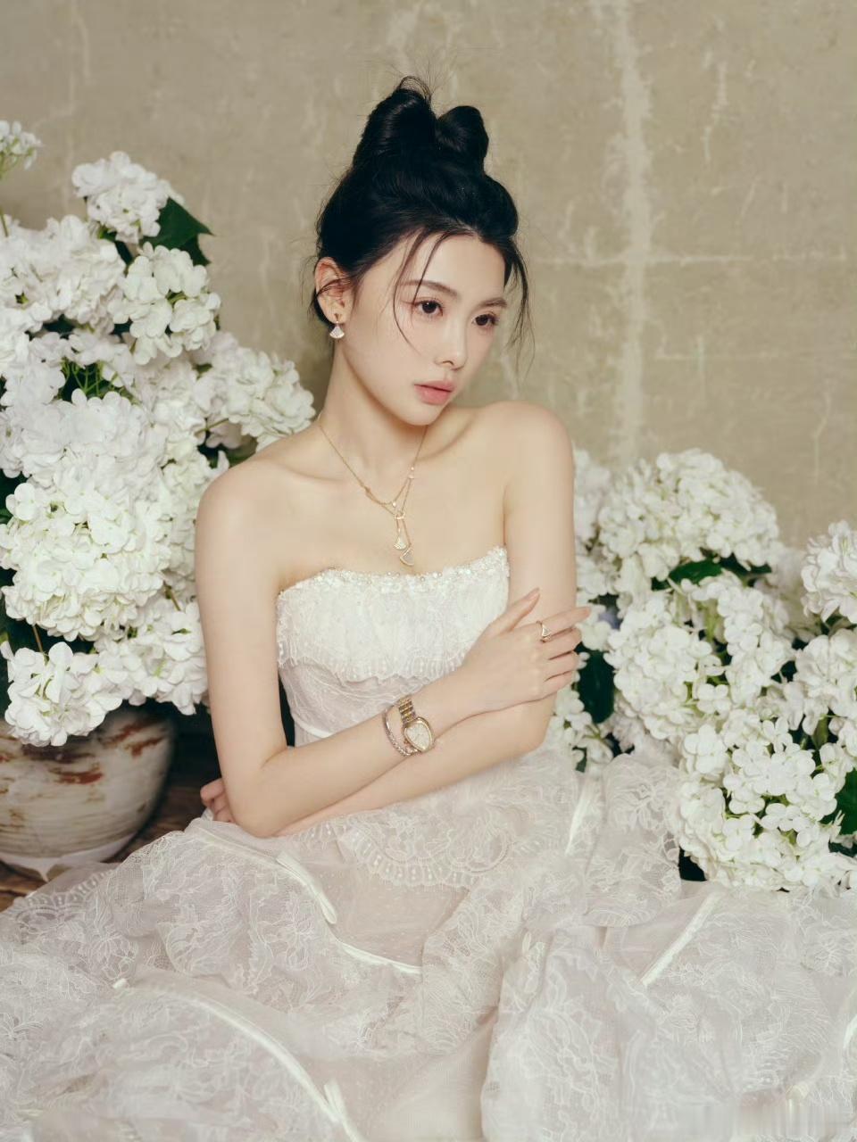 钟雅婷踢着裙子走红毯 天呐！钟雅婷也太会了吧！踢着裙子走红毯，又美又萌谁能顶得住