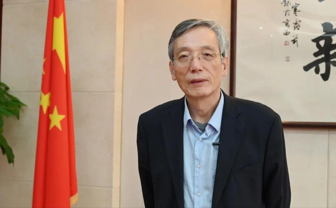 71岁的刘世锦在论坛上抛出个惊人方案：把农村老人养老金从两百多块拉到一千块。他计