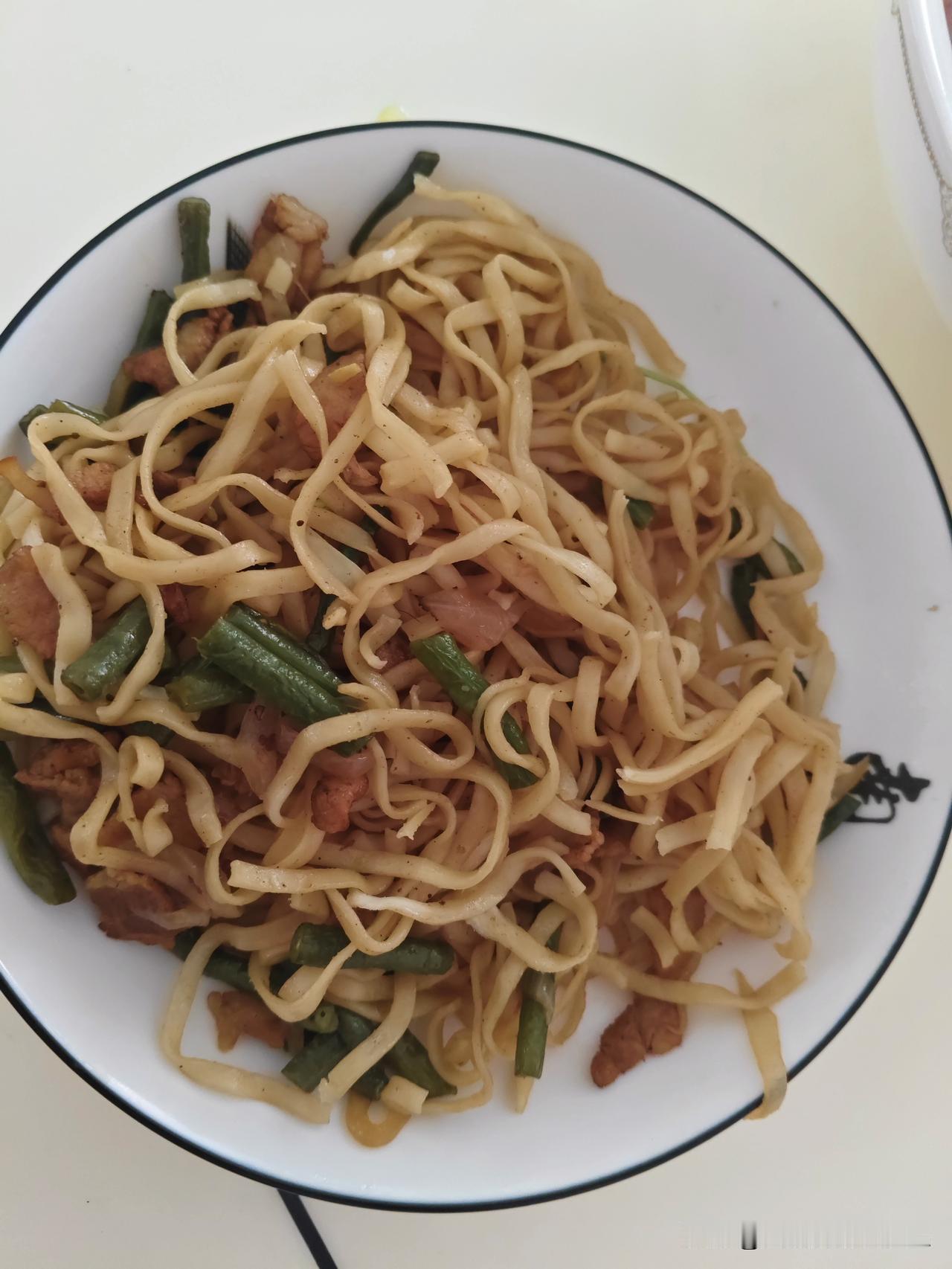 我认为男人该做家务。

“你负责貌美如花，我负责赚钱养家”的男性思维，我认为是一