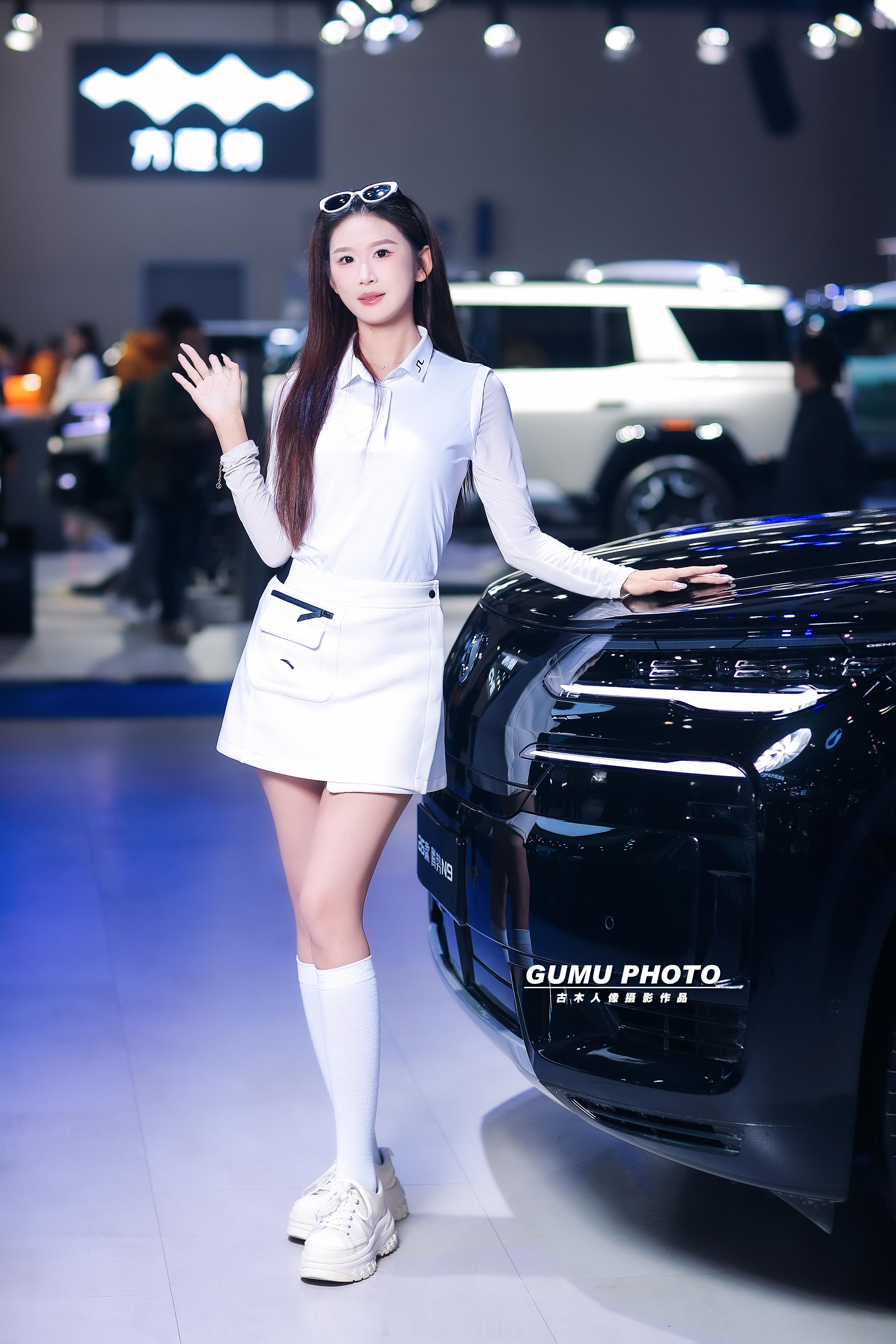 2025重庆汽车消费节腾势展台模特小姐姐2025重庆汽车消费节 