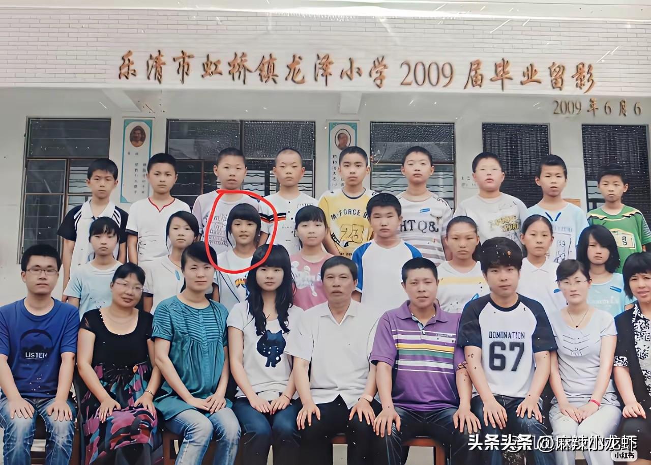 据说这是一个现在当红明星的学生照，我仔细看了十几遍，也没认出来是哪个，实话实说！