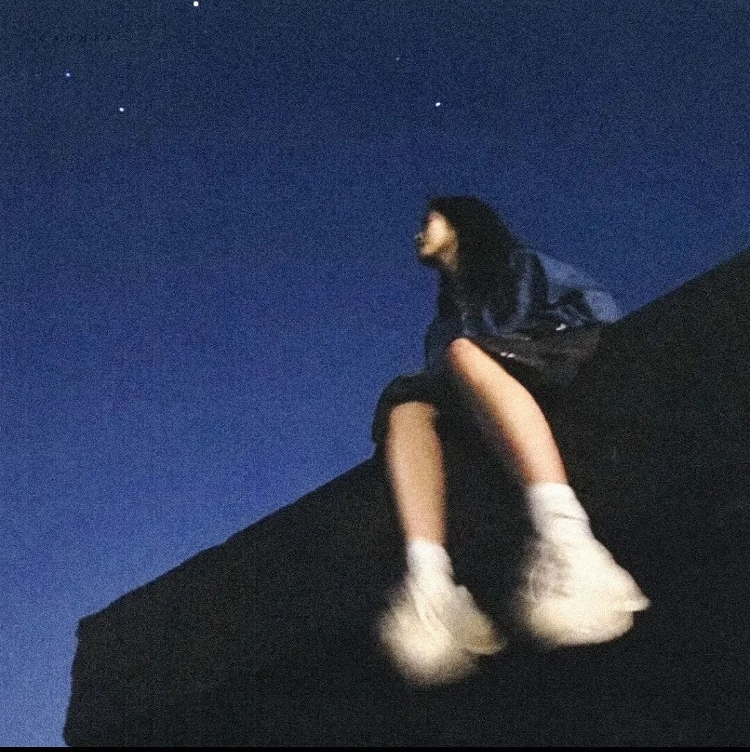 她自己也以为她的痛苦久已钝化了。但是那痛苦似乎是她身体里面唯一的有生命力的东西，