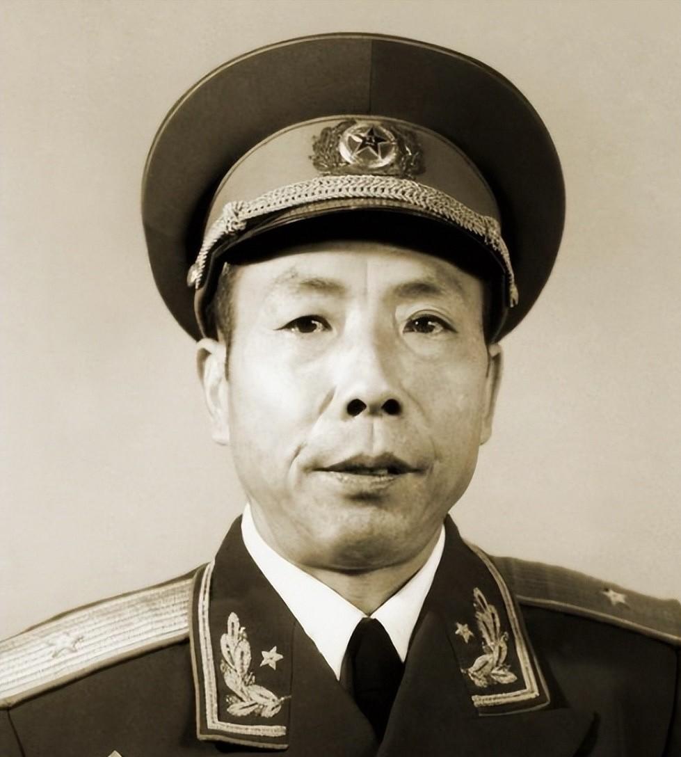 1937年冬天，西北风刮得生疼。
一个满身伤疤的汉子一瘸一拐走在山丹城大街上，他