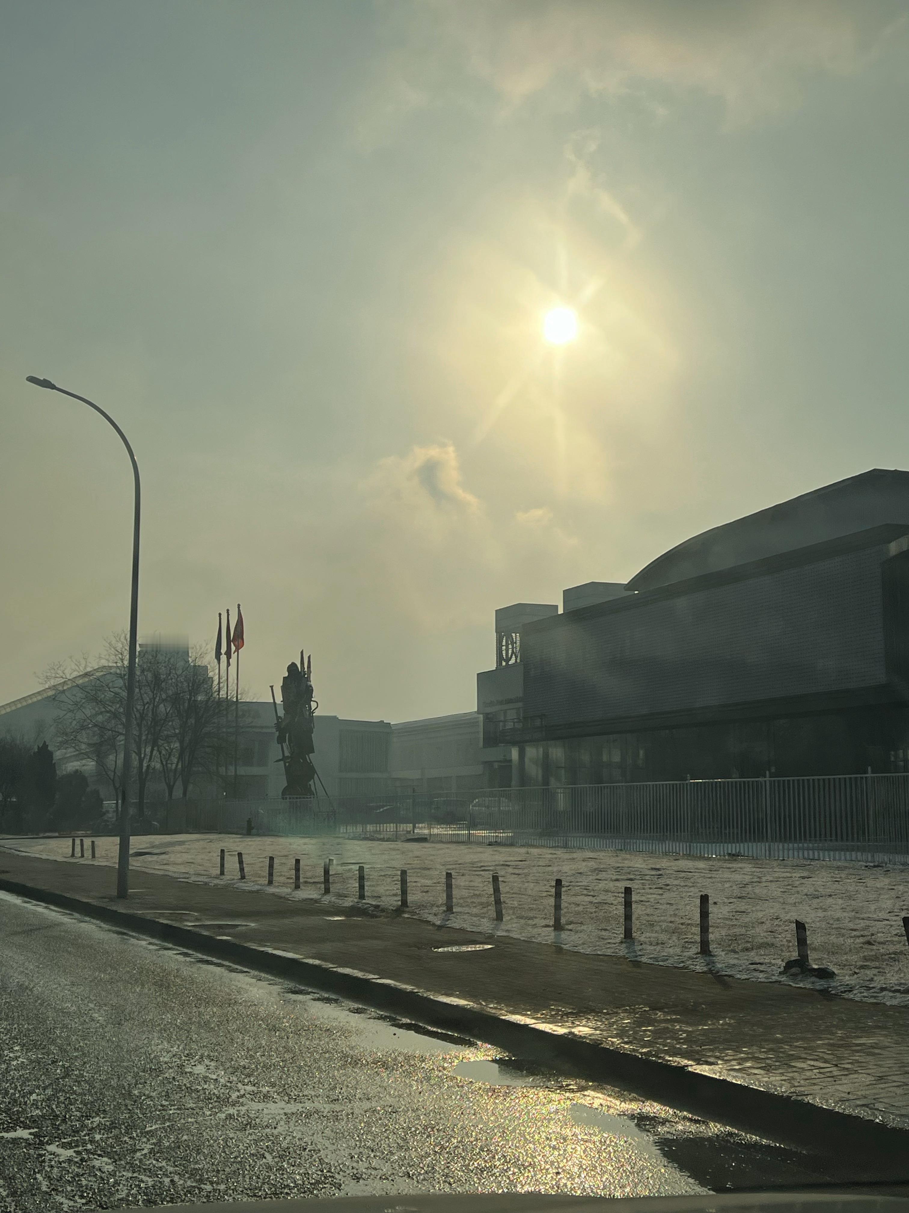 昨晚天津下雪了，但是今天很暖和我估计这雪留不到中午。 天津