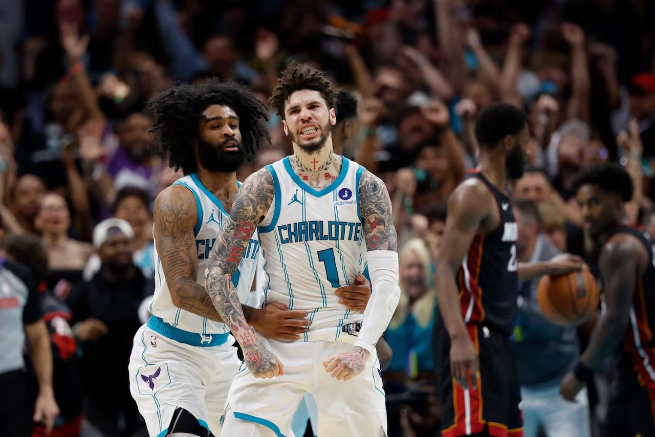 夏洛特黄蜂在周二的附加赛中以127-126险胜迈阿密热火，将对手淘汰出局，成功保