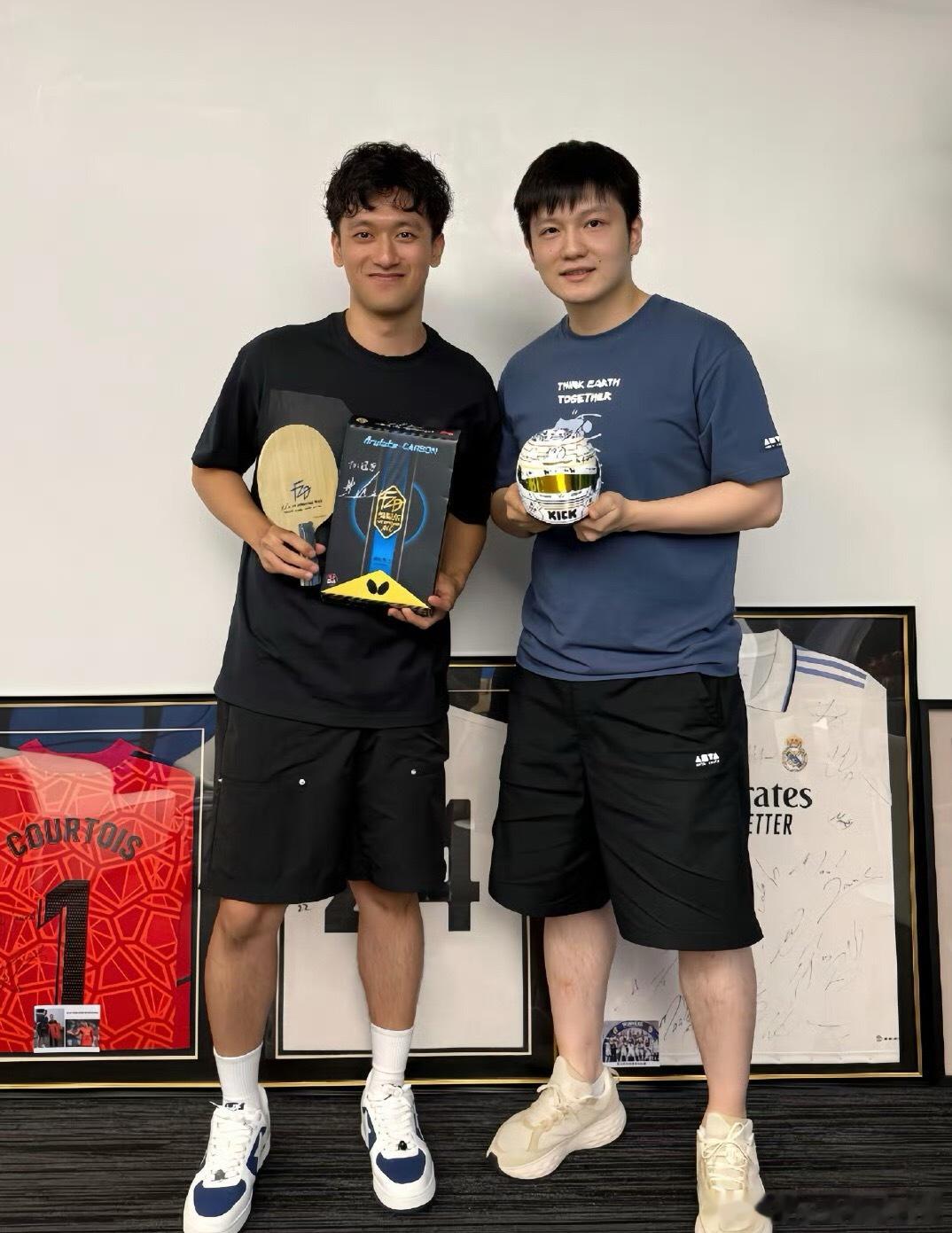 周冠宇樊振东合影一个赛道飞驰  一个球台扣杀🏎️🏓体育vplus开课了 ​​