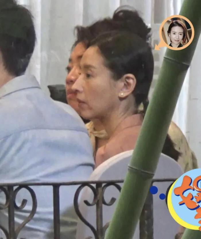 董洁这素颜和化妆时对比，简直判若两人！看起来相差10几岁都不止！
