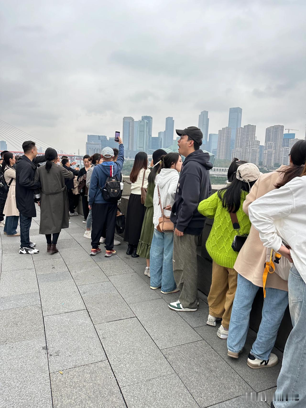 整改后的重庆朝天门广场，小个子赏景也“0压力”，不用再垫脚了！

这个周末，重庆