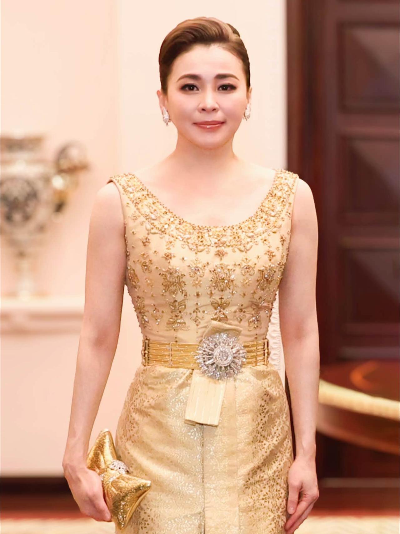 苏提达闪耀越南国宴，一袭金色泰式礼服好仙
2026年9月15日晚，泰国国王陛下与