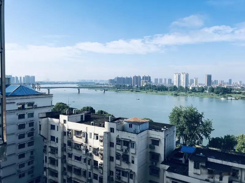 襄阳楼市：

统计局7月房价数据可以直观反映现状：襄阳新房房价环比下跌0.5%，