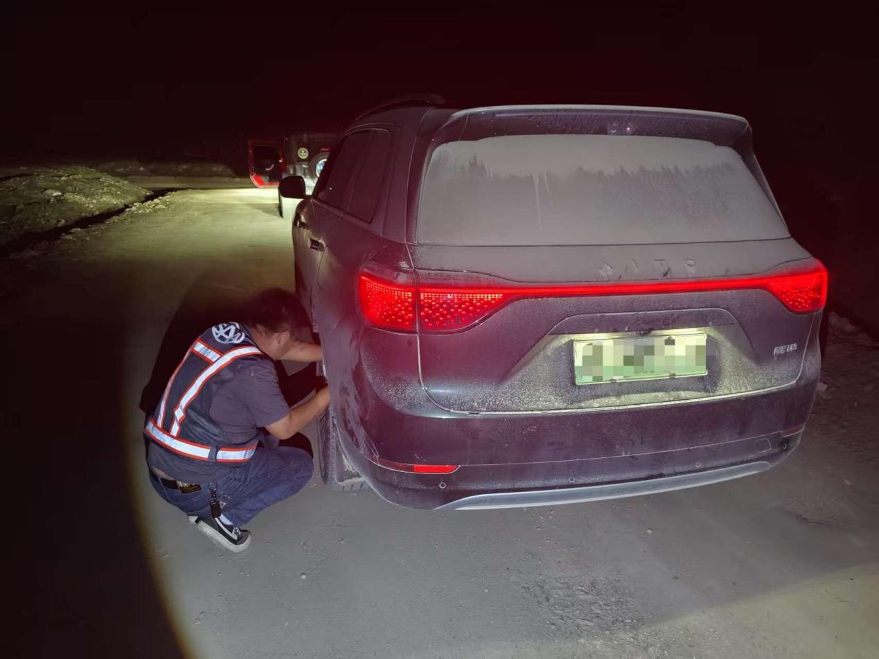 首例车载卫星通信救援案例
一问界M9车主穿越青海德令哈无人区时遭遇爆胎
手机 车