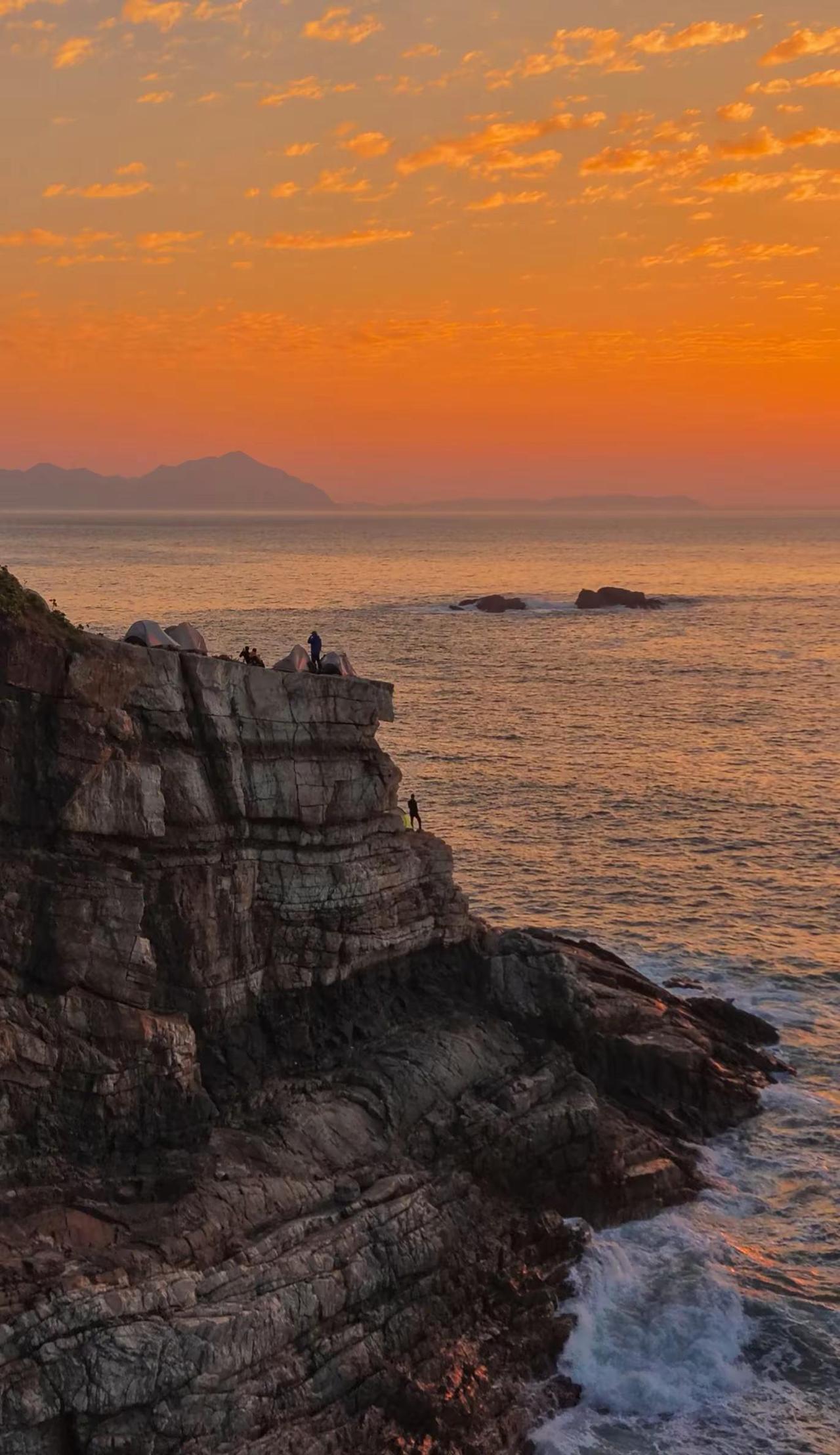 多看大自然 远离喧嚣，亲近自然，爬山不仅锻炼身体，更是滋养心灵。