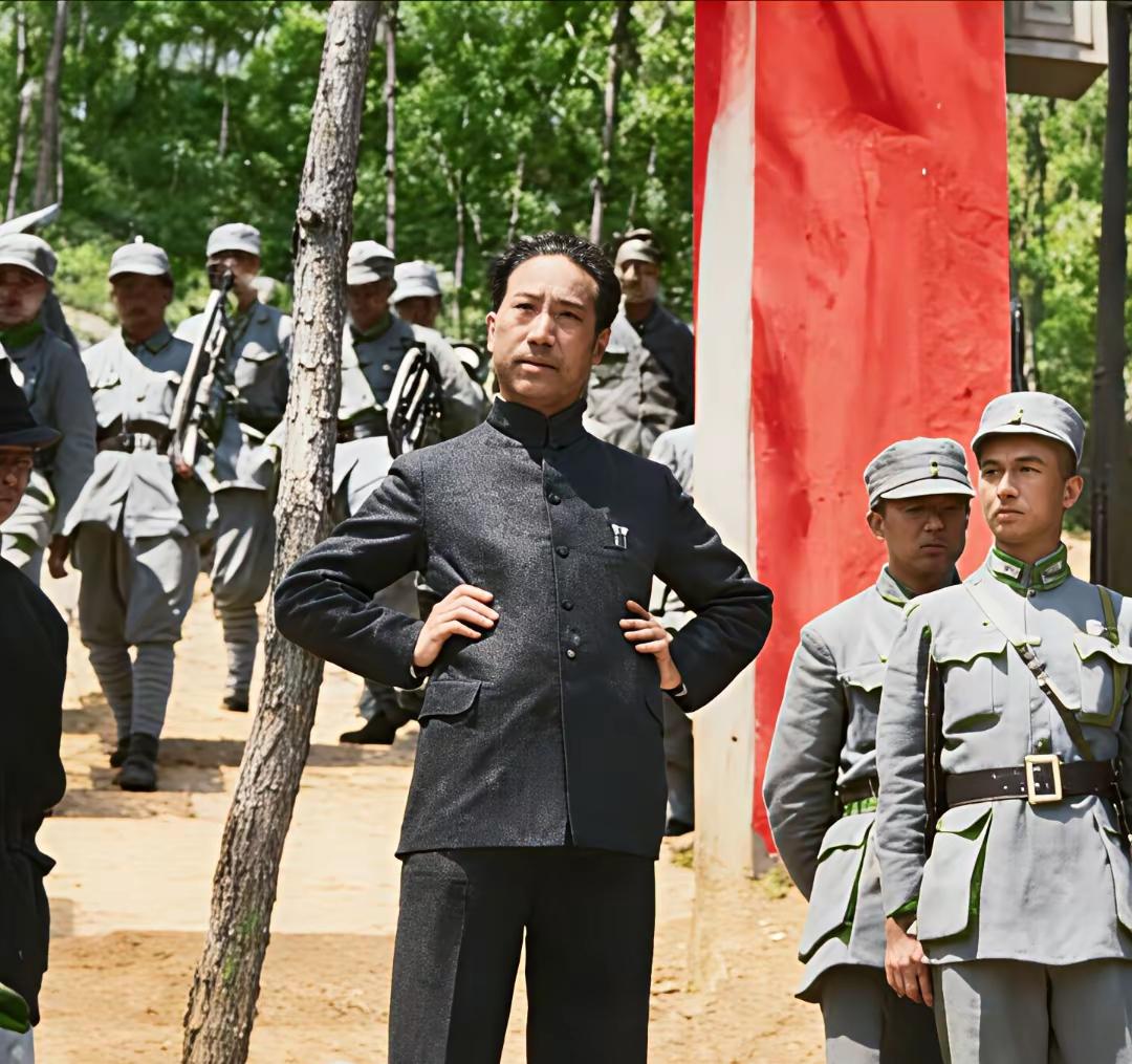 戴春风两手插腰很是春风得意啊！但是天有不测风云，人有旦夕祸福。翌年，他就嗝儿屁了