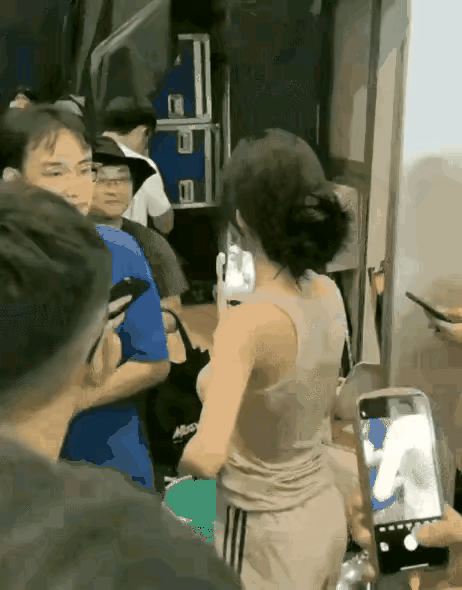 大庭广众之下，穿着清凉的一位美女，穿梭于众人之间。一群男人，你也盯着看，他也盯着