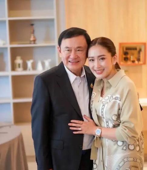 他信出国检查身体应该是为了法院宣判，不光佩通坦陪同他信现身泰国法院，聆听今天的法